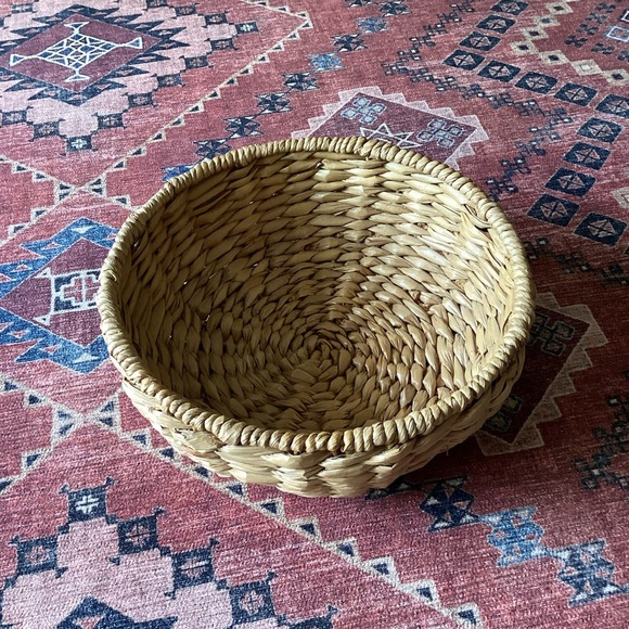 12” Round Woven Wicker Basket Table Centerpiece Catch All - Picture 1 of 5